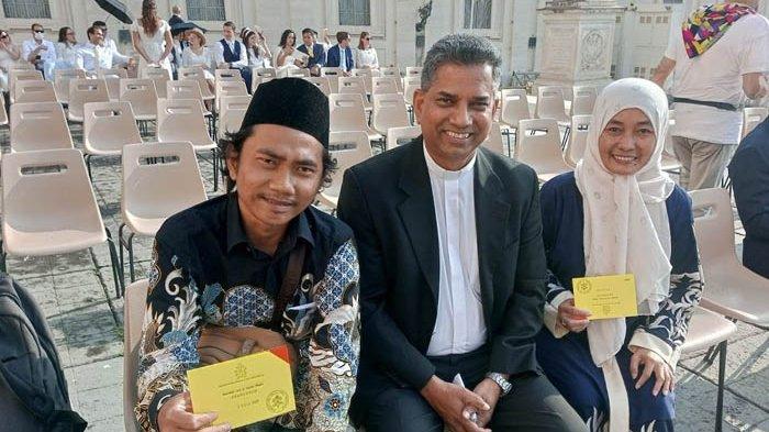 Deni Iskandar (kiri) bersama mahasiswi asal Filipina memegang undangan khusus untuk beraudiensi dengan Paus Fransiskus, di Basilica Santo Petrus, Vatikan, Rabu (28/6/2023).