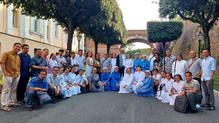 Deni Iskandar berfoto bersama para rohaniwan-rohaniwati asal Indonesia di Roma, Italia.