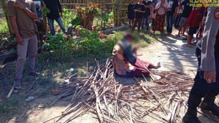 Seorang pria berinisial SS (duduk) yang diduga merudapaksa anak kandungnya dalam kondisi memperihatinkan usai diamuk massa, Minggu (16/7/2023).