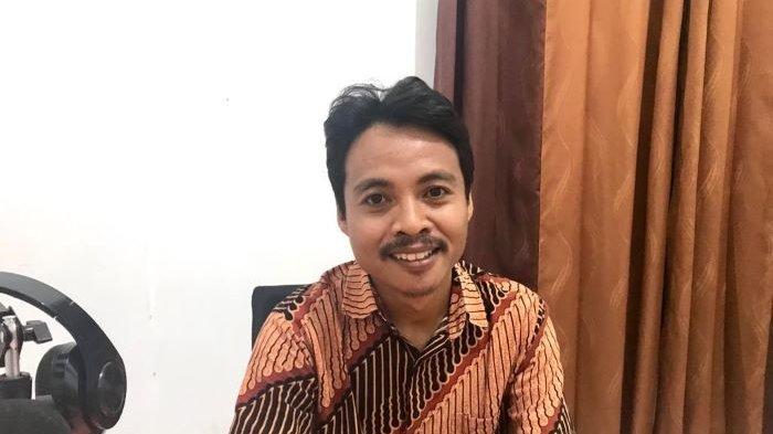 Direktur Fitra NTB, Ramli Ernanda saat ditemui TribunLombok di ruangan kerjanya pada Jumat, (12/8/2022)