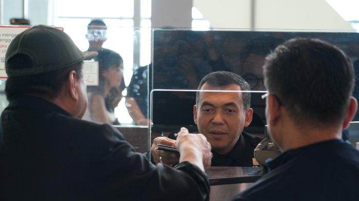 Direktur Jenderal (Dirjen) Imigrasi Silmy Karim turun langsung mencoba jadi petugas konter Imigrasi di Bandara Soekarno-Hatta, Sabtu (14/09/2024).