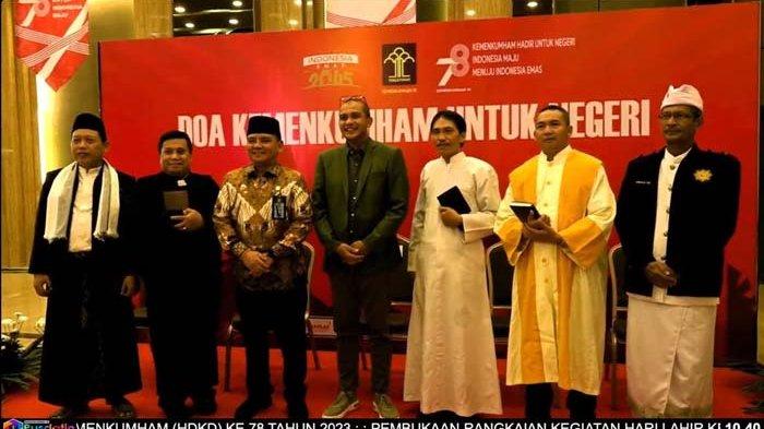 Wakil Menteri Hukum dan HAM, Edward O. S. Hiariej (keempat dari kiri) bersama pemuka agama dalam acara Doa Kemenkumhan untuk Negeri di Jakarta, Jumat (7/7/2023). Doa dipimpin pemuka agama Islam, Kristen, Katolik, Budha  serta Hindu, dan diikuti seluruh pimpinan dan pegawai di lingkungan Kemenkumham.