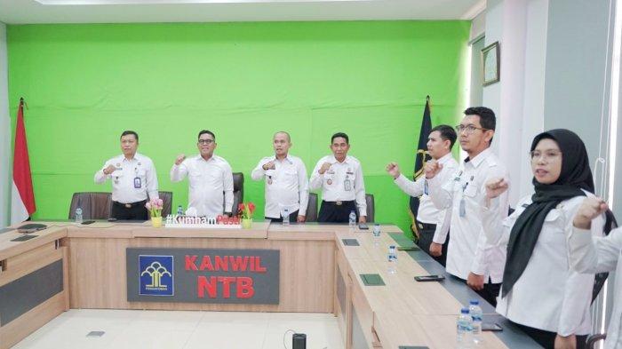 Kepala Kantor Wilayah Kemenkumham NTB, Parlindungan saat  mengukuhkan Duta Integritas  bertempat di ruang rapat Kanwil Kemenkumham NTB, Rabu (8/11/2023).