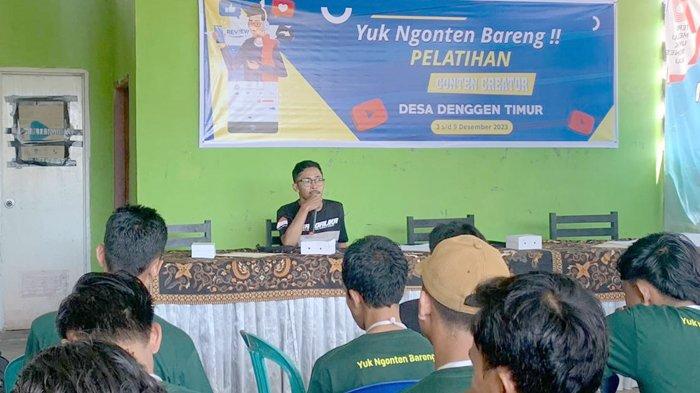 Editor Video TribunLombok.com, Dzul Fikri menjadi narasumber dalam pelatihan konten kreator di Desa Denggen Timur, Minggu (3/12/2023).