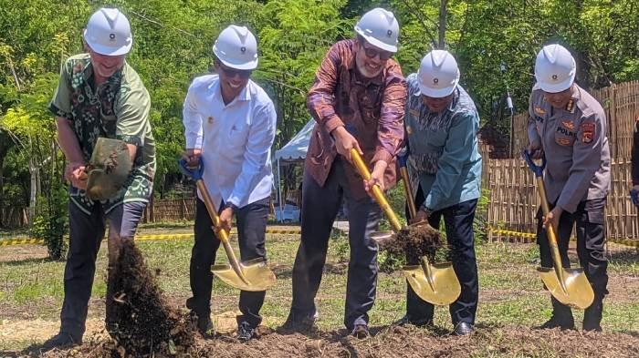 Dari kiri ke kanan; Direktur PT ESL Jhon Higson, Pj Bupati Lombok Timur Juaini Taufik, Duta Besar Swedia untuk Indonesia Daniel Blockert, Pj Gubernur NTB H Lalu Gita Ariadi, dan Karo Logistik Polda NTB Kombespol Taufik Rochmad Hidayat, saat groundbreaking secara simbolis pembangunan Ecoregion Tanjung Ringgit, Selasa (28/11/2023).