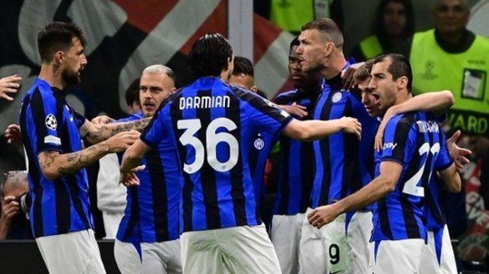 Striker Inter, Edin Dzeko, berselebrasi bersama rekan setimnya setelah mencetak gol pembuka ke gawang Milan dalam leg pertama semifinal Liga Champions 2022-2023 di Stadion San Siro pada Rabu (10/5/2023) waktu setempat.