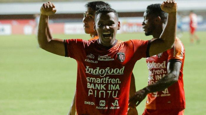 Ekspresi pemain Bali United, Privat Mbarga setelah mencetak gol ke gawang PSIS Semarang, Selasa (12/4/2023) malam.