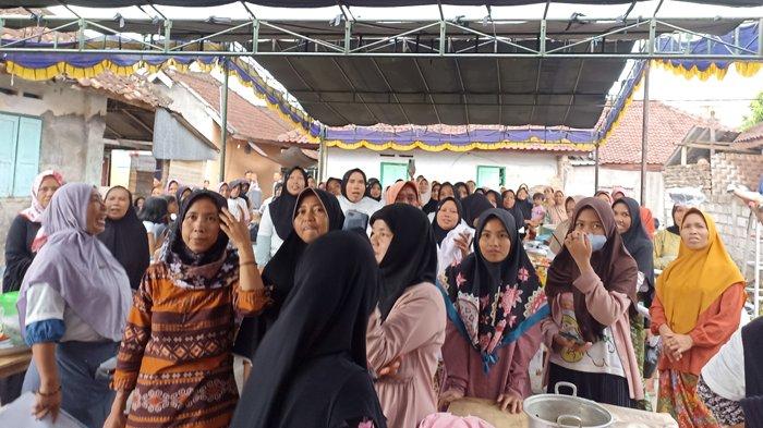 Kaum ibu mengikuti kontes kuliner nusantara yang diselenggarakan Relawan Batur Ganjar Mahfud di Lapangan Temu Karya, Desa Darek Lombok Tengah, Rabu (29/11/2023).