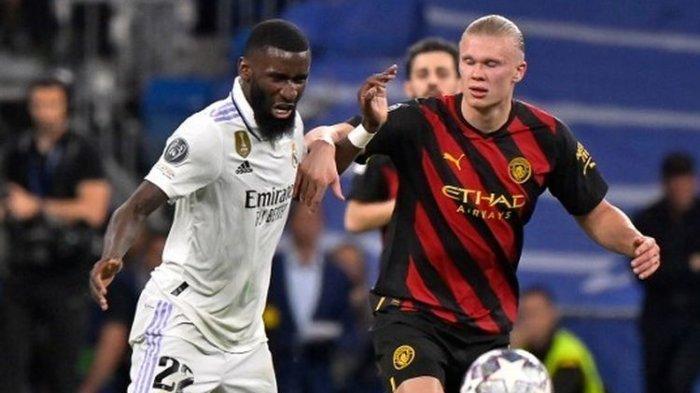 Striker Manchester City, Erling Haaland (kanan)  berebut bola dengan bek tengah Real Madrid, Antonio Ruediger, dalam laga leg pertama semifinal Liga Champions 2022-2023. Laga Real Madrid vs Man City  di Stadion Santiago Bernabeu pada Selasa (9/5/2023) malam waktu setempat  berakhir 1-1.