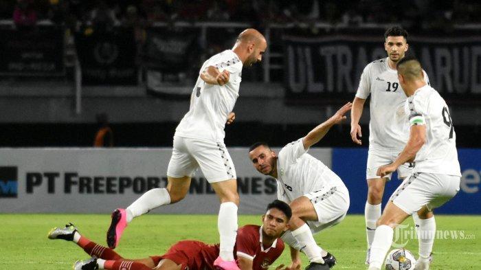 Gelandang Timnas Indonesia, Marcelino Ferdinan (bawah) terjatuh saat dikepung empat pesepak bola Timnas Palestina dalam laga FIFA Matchday antara Timnas Indonesia melawan Timnas Palestina di Stadion Gelora Bung Tomo (GBT), Kota Surabaya, Jawa Timur, Rabu (14/6/2023) malam. Hasil akhir pertandingan, kedua tim bermain imbang 0-0.