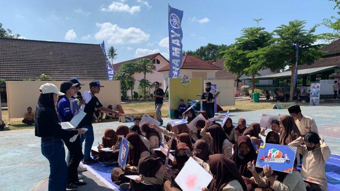 Siswa-siswi SMAN 1 Labuapi, Lombok Barat saat mengikuti rangkaian acara Yamaha Ranking 1, Jumat (15/9/2023).