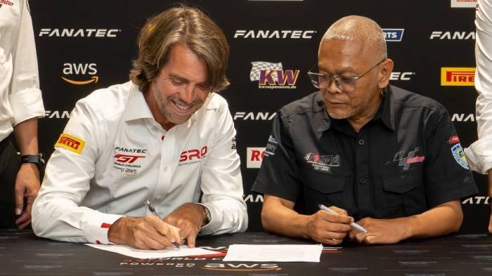 Direktur Utama MGPA Priandhi Satria (kanan) saat meneken kesepakatan untuk menggelar Fanatec GT World Challenge Asia 2025.