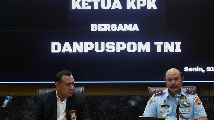 Ketua Komisi Pemberantasan Korupsi (KPK) Firli Bahuri (kiri) bersama Danpuspom TNI Marsda Agung Handoko di Mabes TNI, Cilangkap, Jakarta Timur, Senin (31/7/2023).