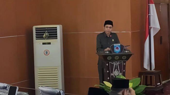 PANDANGAN FRAKSI - Anggota Fraksi Partai Golkar Haris Maulana saat menyampaikan pemandangan umum fraksi atas 3 Raperda usulan eksekutif, dalam rapat paripurna DPRD Kota Mataram, Selasa (18/3/2025). Dalam rapat ini dibahas 3 Raperda yakni Raperda tentang Rencana Tata Ruang, Rencana Induk Pembangunan Kepariwisataan Daerah, dan Rumah Sakit Umum Daerah H.Moh. Ruslan.