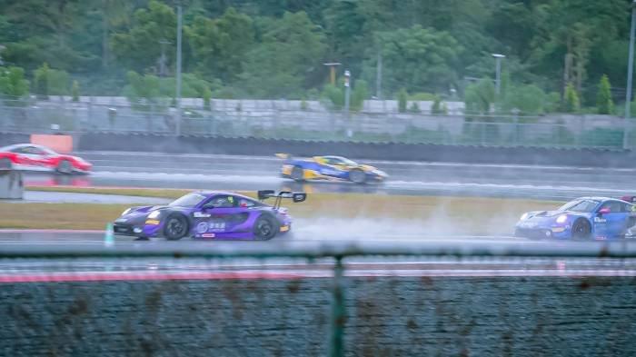 HUJAN - Race 2 GT World Challenge Asia 2025, di Pertamina Mandalika International Circuit, Minggu (11/5/2025). Suksesnya event balap ini tidak lepas dari peran PLN NTB yang menyuplai pasokan listrik selama balapan berlangsung.