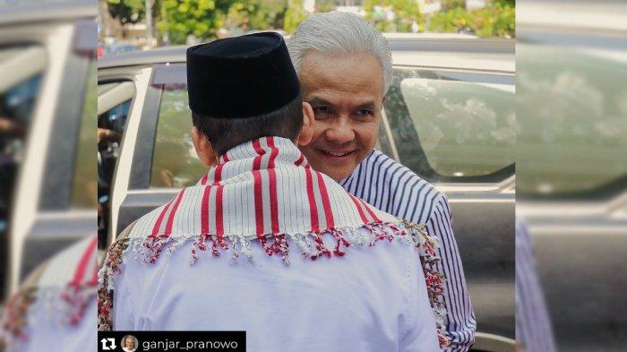 Capres dari PDIP Ganjar Pranowo bersalaman dengan TGB HM Zainul Majdi saat bertemu di Kota Mataram, Minggu (18/6/2023).