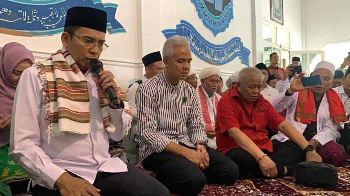 Bakal calon presiden Ganjar Pranowo (dua dari kiri) bersama TGB HM Zainul Majdi (paling kiri) saat ziarah ke makam pahlawan nasional TGKH M Zainuddin Abdul Madjid, Minggu (18/6/2023).