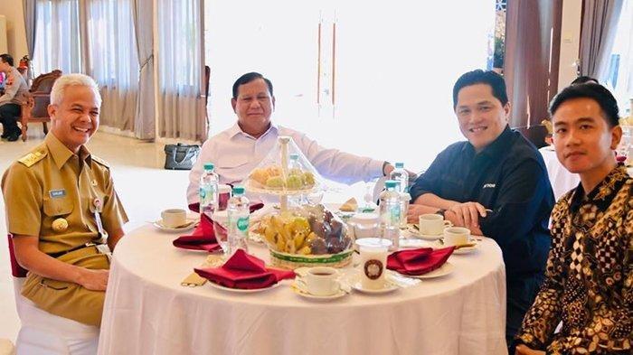 Sambil menunggu kedatangan Presiden Joko Widodo dan Ibu Iriana di Bandara Adi Soemarmo, Senin (24/7/2023), Menteri Pertahanan Prabowo Subianto, Menteri BUMN Erick Thohir, Gubernur Jawa Tengah Ganjar Pranowo, dan Walikota Solo Gibran Rakabuming berbincang-bincang di ruang tunggu bandara.