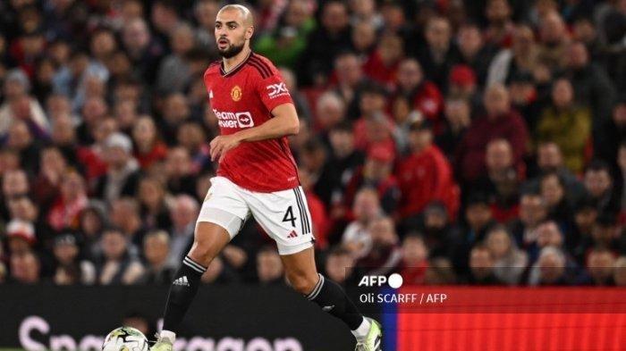 Gelandang Manchester United, Sofyan Amrabat mengontrol bola selama pertandingan sepak bola putaran ketiga Piala Liga Inggris antara Manchester United dan Crystal Palace di Old Trafford di Manchester, barat laut Inggris, pada 26 September 2023.