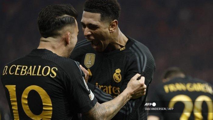 Gelandang Real Madrid Spanyol #19 Dani Ceballos merayakan dengan gelandang Inggris Real Madrid #5 Jude Bellingham mencetak gol selama pertandingan sepak bola grup C Liga Champions antara Union Berlin vs Real Madrid di Berlin, Kamis (13/12/2023) dinihari WIB.