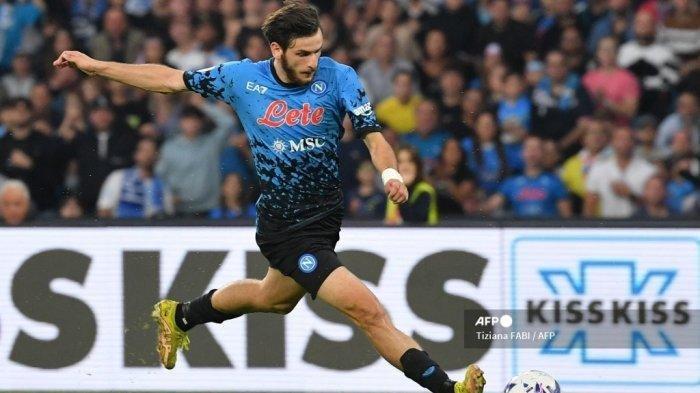 Pemain depan Napoli dari Georgia Khvicha Kvaratskhelia menendang bola selama pertandingan sepak bola Serie A Italia antara Napoli dan Bologna pada 16 Oktober 2022 di stadion Diego-Maradona di Naples.