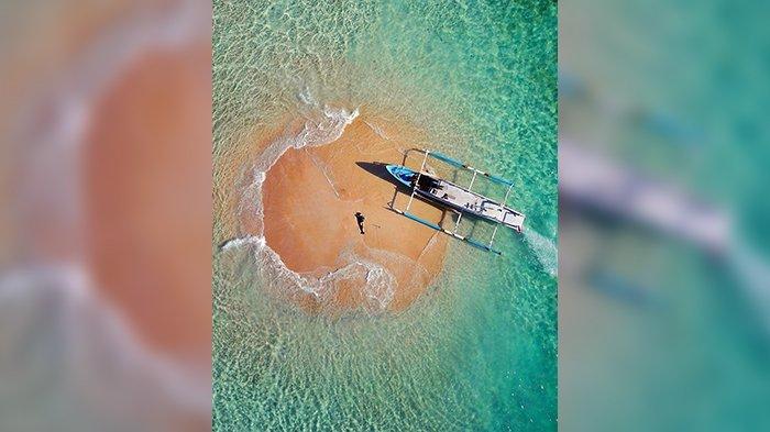Gili Kapal berada di Desa Labuan Pandan, Kecamatan Sambelia, Kabupaten Lombok Timur, Nusa Tenggara Barat (NTB).