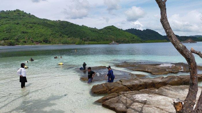 Beberapa orang wisatawan lokal tengah menikmati keindahan pantai di Gili Kedis, Kecamatan Sekotong, Lombok Barat. Gili Kedis merupakan salah satu objek wisata Lombok yang ramai dikunjungi.