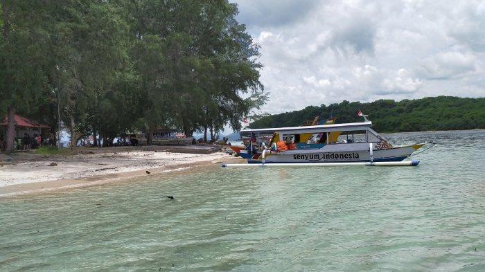 Perahu nelayan yang mengangkut wisatawan sandar di Gili Nanggu, Lombok Barat. Berikut ini perkiraan cuaca Gili Nanggu.