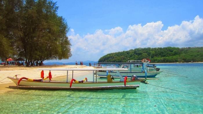 Gili Nanggu Sekotong Lombok Barat. Gili ini menawarkan pasir putih lembut membentang di sepanjang pantainya, berpadu dengan air laut berwarna biru jernih yang tenang.