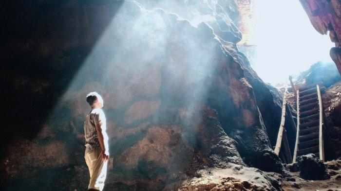 Salah seorang pengunjung berfoto di Goa Prabu, di Desa Bangkang Lombok Tengah.