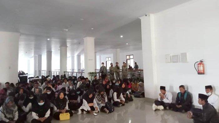 Guru honorer di kantor Dewan Perwakilan Rakyat Daerah  Kabupaten Lombok Timur, Kamis (10/8/2023).