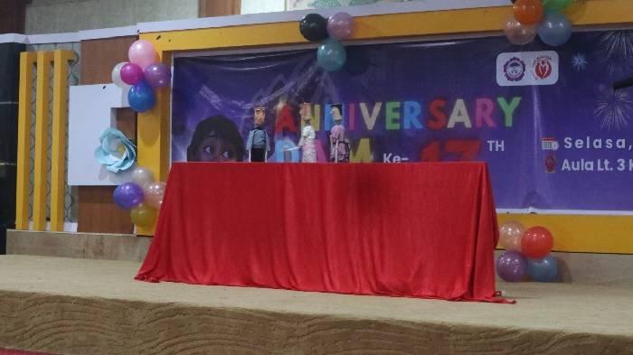 HUT ANAK - Pementasan wayang botol Sekolah Pedalangan Wayang Sasak (SPWS) pada acara HUT ke 17 Dewan Anak Mataram di kantor Wali Kota Mataram, Selasa (13/5/2025).