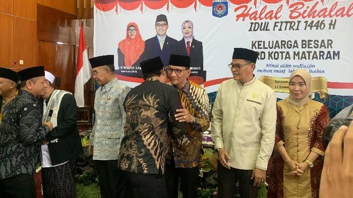 SALING MEMAAFKAN - Ketua DPRD Kota Mataram H Abdul Malik (kanan) bersama Wali Kota Mataram H Mohan Roliskana (tengah) menyalami tamu undangan yang hadir di acra Halal bi Halal Idul Fitri 1446 Hijriah, di kantor DPRD Kota Mataram, Kamis (10/4/2025).