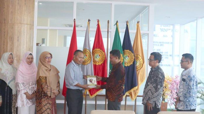 Universitas Hamzanwadi memperkuat kerja sama dengan Universitas PGRI Yogyakarta (UPY) melalui Program Kompetisi Kampus Merdeka (PKKM) Institution Support System, Jumat (15/9/2023).