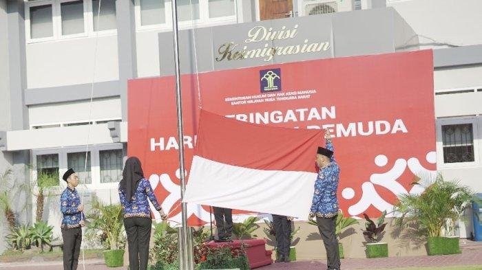 Pengibaran bendera Merah Putih pada  Upacara Sumpah Pemuda di Kantor Kanwil Kemenkumham NTB di Mataram pada Sabtu, 28 Oktober 2023.