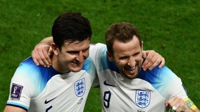 Pemain timnas Inggris Harry Maguire (kiri) dan Harry Kane (kanan) merayakan kemenangan pada 16 besar Piala Dunia 2022 kontra Senegal. Laga Inggris vs Senegal yang digelar di Stadion Al Bayt, Qatar, pada Senin (5/12/2022) dini hari WIB berakhir  3-0 untuk kemenangan The Three Lions.