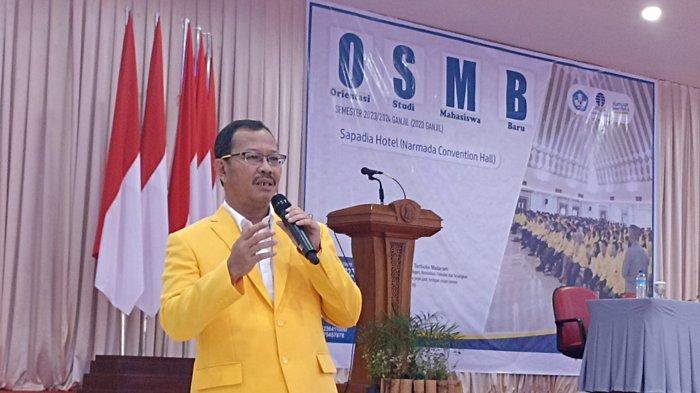 Direktur Universitas Terbuka Mataram, Heriyanto saat memberikan materi mengenai sistem perkuliahan untuk peserta Orientasi Studi Mahasiswa Baru (OSMB) UT Mataram di Narmada Conventions Hall, Minggu (10/9/2023).