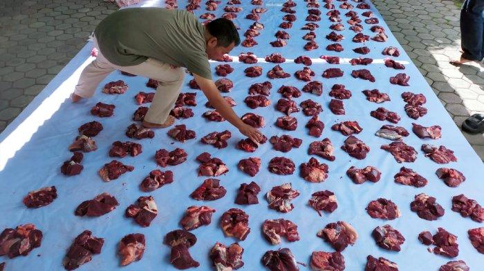 Potongan-potongan daging hewan kurban milik warga Perumahan Grand Kodya, Lingkungan Citra Warga, Kelurahan Jempong Baru, Kota Mataram siap dibagikan, di Masjid An Nur, Kamis (29/6/2023).