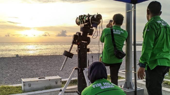 Petugas dari BMKG Mataram sedang memantau hilal di Pantai Liang Baloq, Kota Mataram, Selasa (9/4/2024) sore.