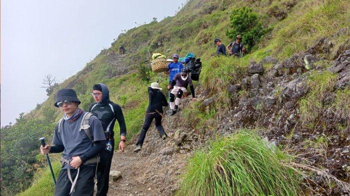 INSIDEN GUNUNG RINJANI - Sejumlah pendaki saat menuruni jalur menuju Danau Segara Anak. Seorang pendaki Malaysia yang belum diketahui identitasnya dikabarkan tergelincir di Gunung Rinjani, Jumat (27/6/2025).