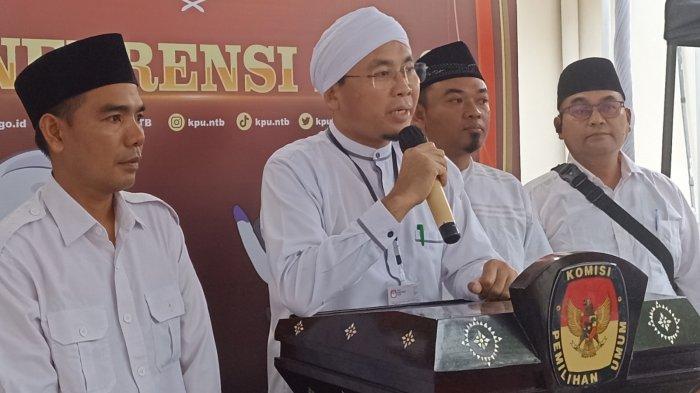 Ibnu Halil saat mendaftarkan diri sebagai bakal calon DPD RI Dapil NTB 2024 mendatang, di Kantor KPU NTB pada hari Rabu (10/5/2023).