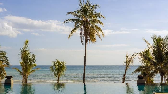 Surga bagi para pencinta kemewahan, The Sira menawarkan suite dan vila yang luas dengan akses langsung ke pantai yang luas menghadap ke Kepulauan Gili serta pemandangan matahari terbenam di Lombok .