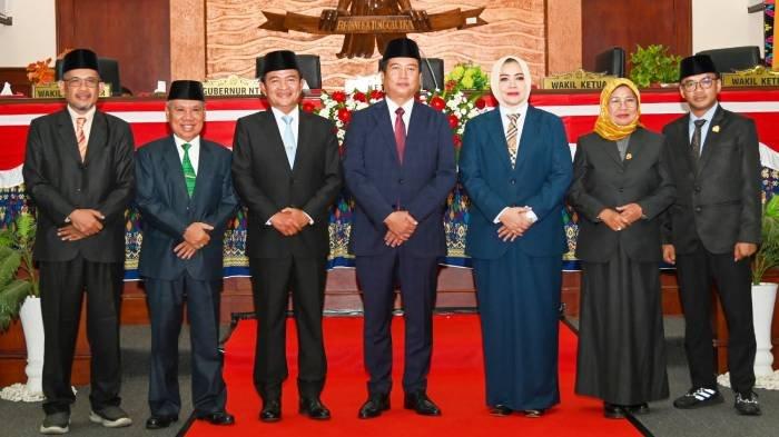 RESMI MEMERINTAH - Gubernur Provinsi NTB Lalu Muhamad Iqbal bersama Wakilnya Hj Indah Dhamayanti Putri foto bersama pimpinan DPRD NTB dan Pj Gubernur NTB Dr Hassanudin, usai sidang paripurna serah terima jabatan, di kantor DPRD NTB, Rabu (5/3/2025).