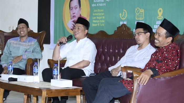 Lalu Muhammad Iqbal (dua dari kiri) berbicara dalam acara diskusi di IAIH Hamzanwadi, Pancor, Lombok Timur, Sabtu (28/10/2023).