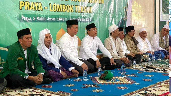 Lalu Muhammad Iqbal (tiga dari kiri) bersama Plt Ketua Umum PPP Mardiono (enam dari kanan), menghadiri acara perayaan maulid Nabi Mudammad SAW, di Yayasan Ponpes Darul Muhajirin, Praya, Minggu (24/9/2023).