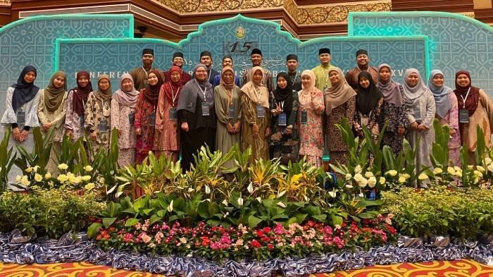 Mahasiwa Program Studi Doktor Hukum Keluarga Islam UIN Mataram Rosalina Utamy (baris depan; 10 dari kiri) menghadiri konferensi internasional di International Convention Center (ICC) Brunei Darusalam, 5-6 Juni 2024.  Rosalina Utamy dalam acara itu menjadi pembicara (presenter) Konferensi Antarbangsa Islam Borneo ke-XV (KAIB15).