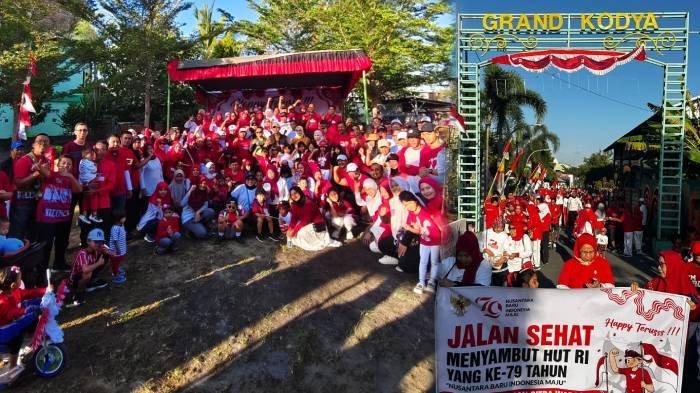 Wali Kota Mataram H Mohan Roliskana foto bersama warga Grand Kodya, Lingkungan Citra Warga saat jalan sehat, Minggu 11 Agustus 2024.