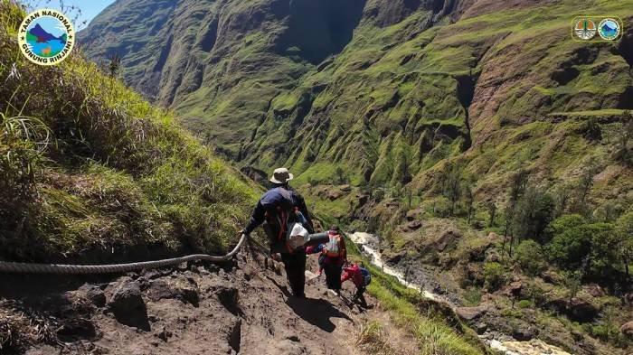 Jalur Turun Gunung Rinjani via Torean yang Ada di Tepi Jurang. Torean sering disebut sebagai 