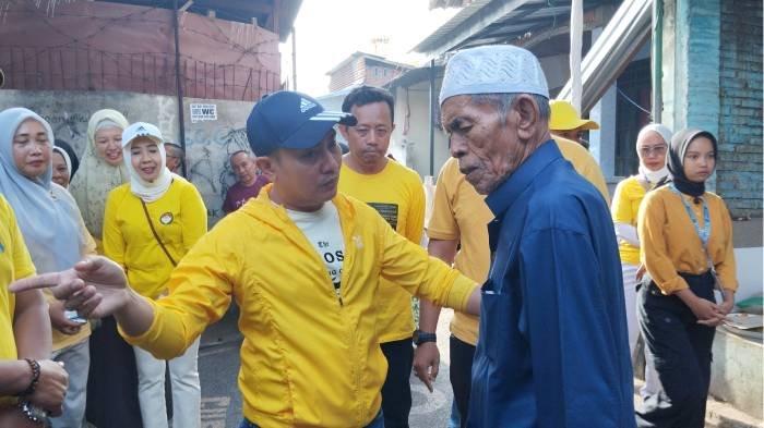 Kepala Dinas Kesehatan Kota Mataram dr Emiral Isfihan menyapa salah satu warga lansia di Kelurahan Pejeruk Mataram, Jumat (23/2/2024).