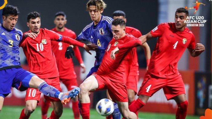Para pemain Jepang dan Yordania berduel pada laga perempat final Piala Asia U20 2023 di Stadion Lokomotiv, Tashkent, Uzbekistan, Minggu (12/3/2023). Jepang lolos ke semifinal setelah menang 2-0.